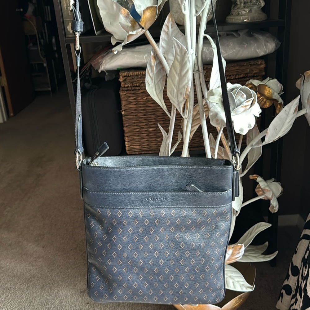 Lightly used coach shoulder bag